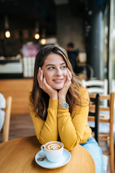 Potret Seorang Wanita Muda Yang Menarik Dalam Ruangan Kafe Sambil — Stok Foto