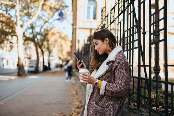 Side View Stylish Brunette Text Messaging City Street — Stock Photo, Image