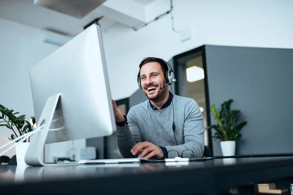 Imagen Bajo Ángulo Del Hombre Negocios Casual Feliz Que Trabaja —  Fotos de Stock