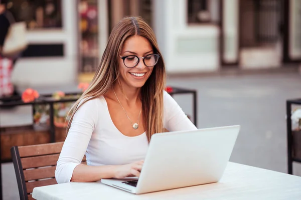 Attrayant Freelance Femme Travaillant Sur Ordinateur Portable Dans Café Extérieur — Photo