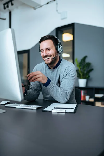 Lässig Lächelnder Geschäftsmann Mit Headset Bei Der Arbeit Modernen Büro — Stockfoto
