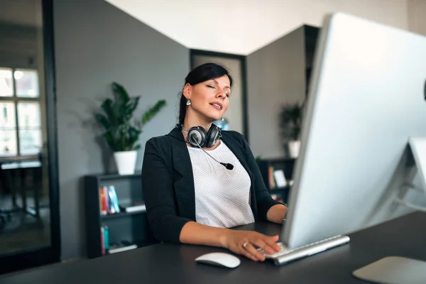 Taking Break Relaxed Woman Office Desk — Stock Photo, Image