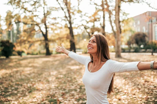 Portrait Young Carefree Woman Enjoying Autumn Park — Stock Photo, Image
