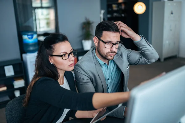 Junges Besorgtes Paar Arbeitet Gemeinsam Büro — Stockfoto