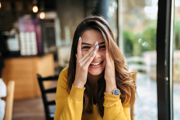 Potret Seorang Gadis Cantik Bersenang Senang Kafe — Stok Foto