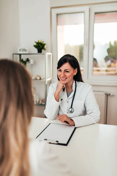 Jonge Medisch Specialist Luisteren Naar Haar Vrouwelijke Patiënt — Stockfoto