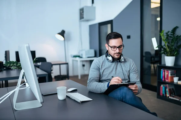 Hombre Negocios Casual Escribiendo Portapapeles Oficina Moderna —  Fotos de Stock