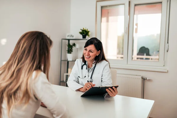 Schöne Spezialistin Gespräch Mit Ihrer Patientin — Stockfoto