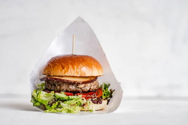 在独立的背景上的美味汉堡 免版税图库图片