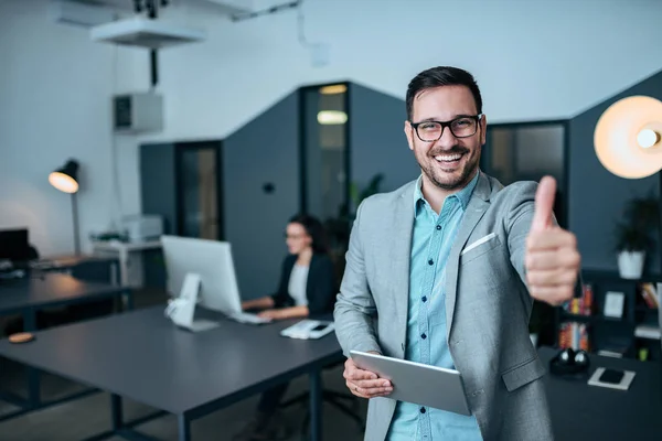 Feliz Hombre Negocios Mostrando Pulgar Oficina Imágenes De Stock Sin Royalties Gratis