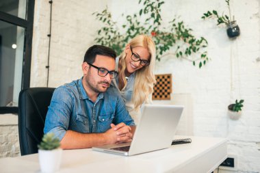 İki iş ortağı, parlak ofiste çalışmak.