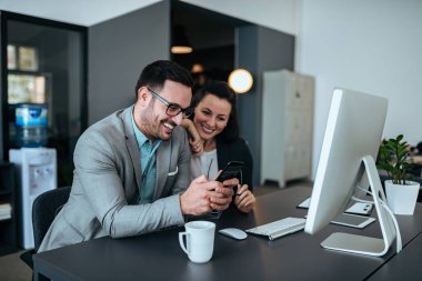 Birlikte ofiste çalışan genç mutlu çift.