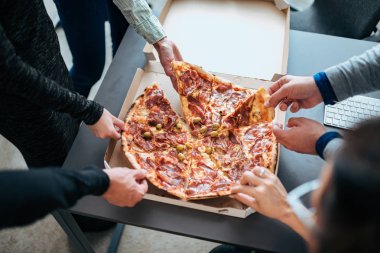Pizza paylaşımı iş arkadaşları. Üstten Görünüm.