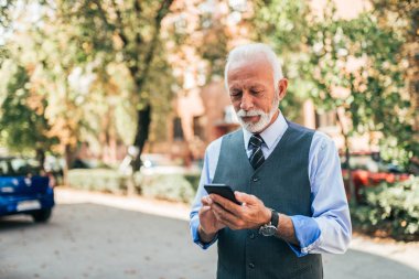 Olgun adam açık havada telefon kullanma.