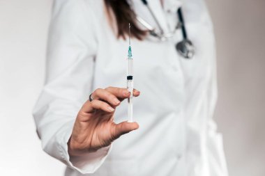 Doktor el atış enjekte etmek hazır bir şırınga. Yakın çekim.