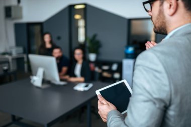 Modern ofis personel toplantısı. Arkadan görünüş arkadaşlarınıza konuşurken Yöneticisi.