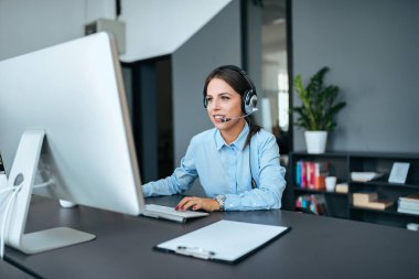 Yardım Masası ve destek kavramı. Bilgisayarda çalışma kulaklık olan zarif kadın.