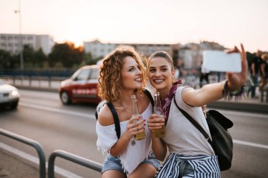 Güzel kızlar selfie Festivali için yaz aylarında yürüyüş sırasında hale.