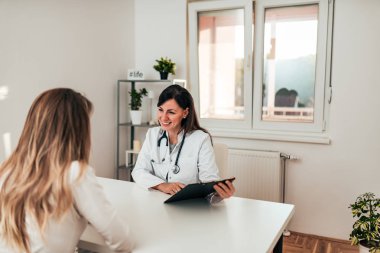 Doktor hastane ofisinde bir hastayla sahip.