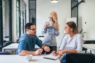 Konferans odasında çalışma veya office coworking konuşurken rahat iş adamları.