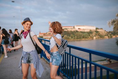 Festival için yolda dans.