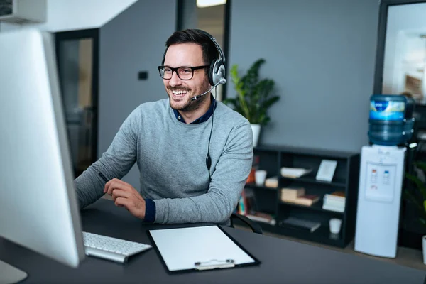 Retrato Hombre Guapo Sonriente Con Auriculares Trabajando Computadora —  Fotos de Stock