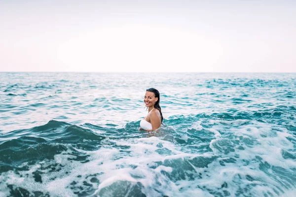 Retrato Verano Una Joven Con Una Sonrisa Genuina Que Nadar —  Fotos de Stock