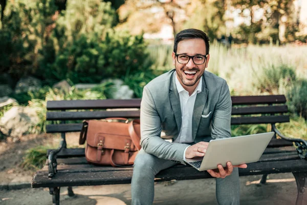 Retrato Hombre Negocios Feliz Usando Ordenador Portátil Aire Libre Sentado — Foto de Stock