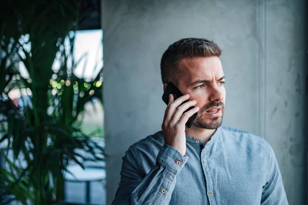 Joven Serio Hablando Por Teléfono Móvil Primer Plano — Foto de Stock