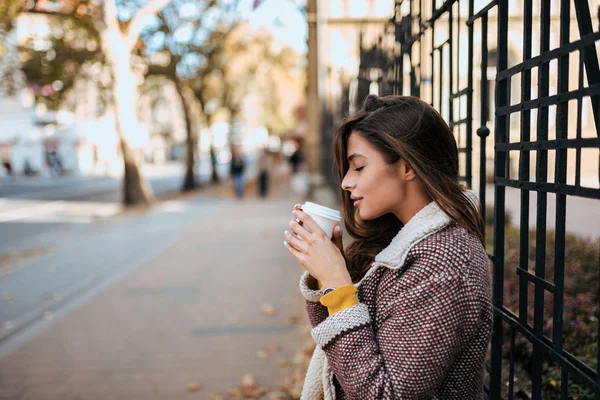 Joven Mujer Elegante Beber Bebida Caliente Otoño Calle Ciudad — Foto de Stock