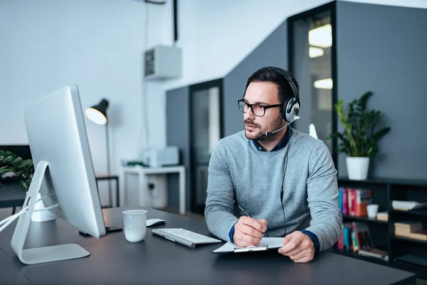 Gerente Técnico Con Escritura Auriculares Portapapeles Mirando Pantalla Computadora —  Fotos de Stock