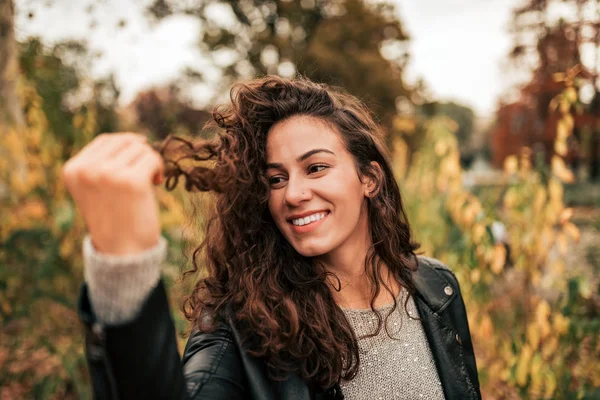 Açık portre sevimli kıvırcık esmer.