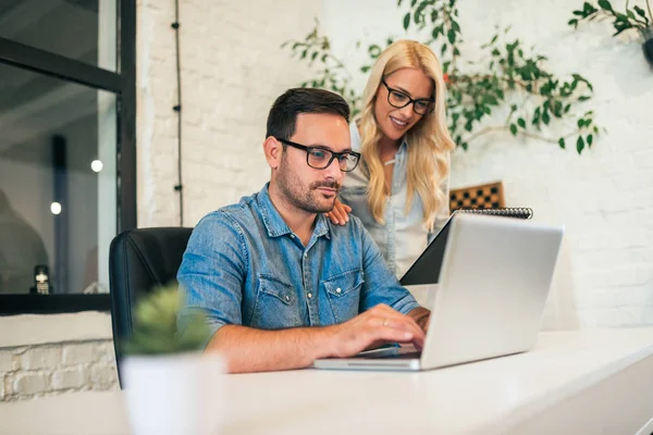 Zwei Junge Geschäftsleute Arbeiten Gemeinsam Einem Projekt — Stockfoto