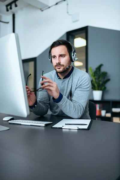 Concentrating Support Center Agent Working Computer Office Looking Monitor — Stock Photo, Image