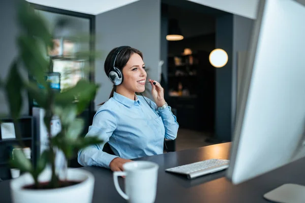 Kulaklık Modern Ofisindeki Aracıyla Mutlu Kadın Teknik Destek — Stok fotoğraf