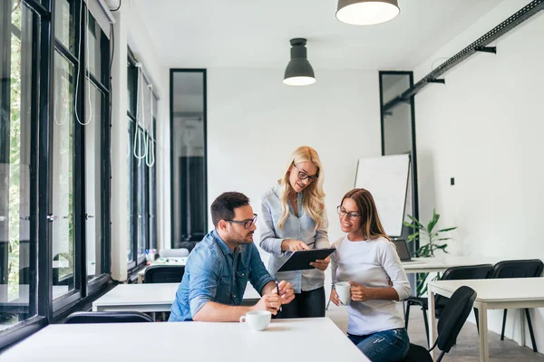 Jonge Collega Kijken Document Lachend Moderne Kantoor Teamwork Brainstormen Concept — Stockfoto