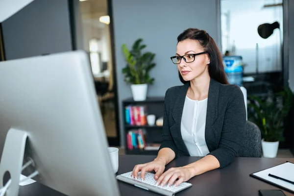 Porträtt Eleganta Affärskvinna Arbetar — Stockfoto