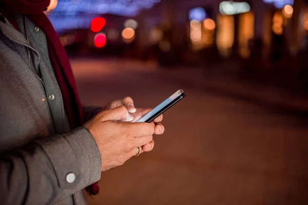 Manlig Person Som Använder Mobiltelefon Utomhus Natten — Stockfoto