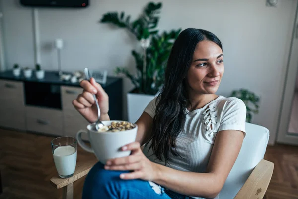 Mujer Casual Comiendo Cereales Casa — Foto de Stock