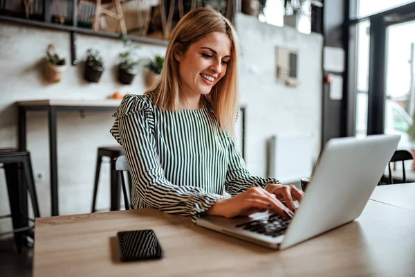 Lächelnde Frau Tippt Auf Laptop Drinnen — Stockfoto