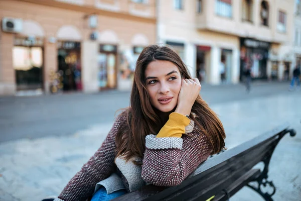 Retrato Una Hermosa Morena Sentada Banco Calle Ciudad —  Fotos de Stock