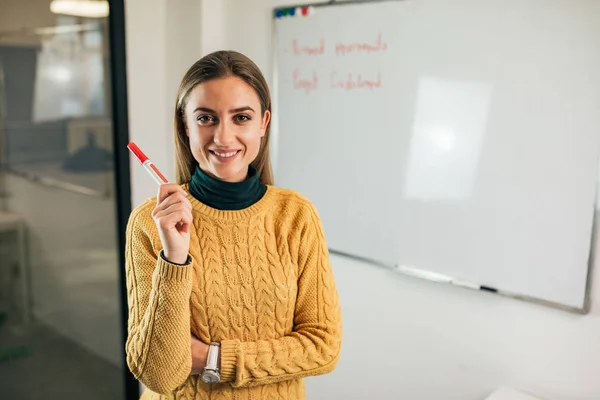 Retrato Mujer Negocios Joven Feliz Con Marcador — Foto de Stock