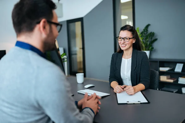 Vrouwelijke Teamleider Heeft Een Ontmoeting Met Haar Zakenpartner — Stockfoto