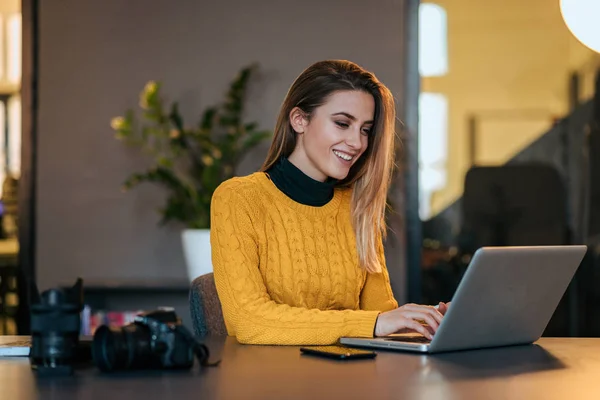 Lächelnder Freiberufler Der Laptop Arbeitet — Stockfoto