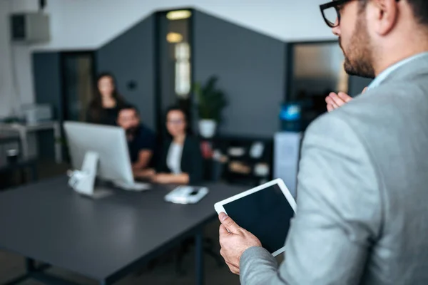 Personeelsvergadering Moderne Kantoor Achteraanzicht Van Manager Praten Met Collega — Stockfoto