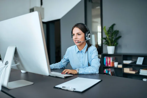 Helpdesk Conceito Suporte Jovem Mulher Elegante Com Fone Ouvido Trabalhando — Fotografia de Stock