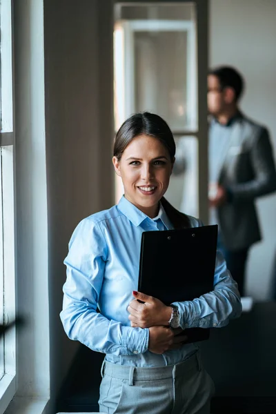 Porträtt Söt Ung Elegant Affärskvinna Tittar Kameran Innehar Dokument — Stockfoto