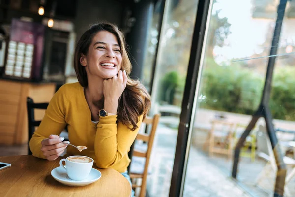 Mujer Feliz Bebiendo Café Café —  Fotos de Stock