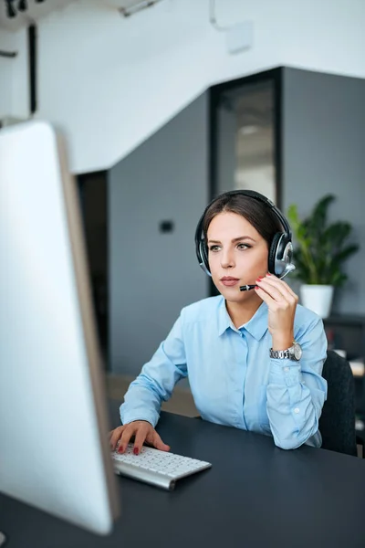 Kulaklık Modern Ofis Içinde Bilgisayar Çalışan Güzel Genç Kadın — Stok fotoğraf