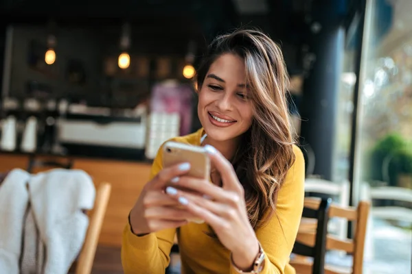 Hermosa Joven Leyendo Mensaje Texto Teléfono Móvil Cafetería — Foto de Stock